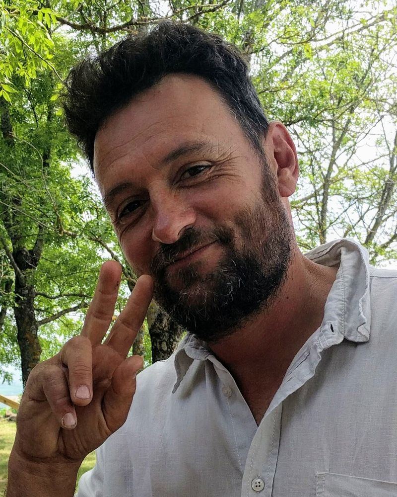 Guillaume Rigal, en extérieur, souriant