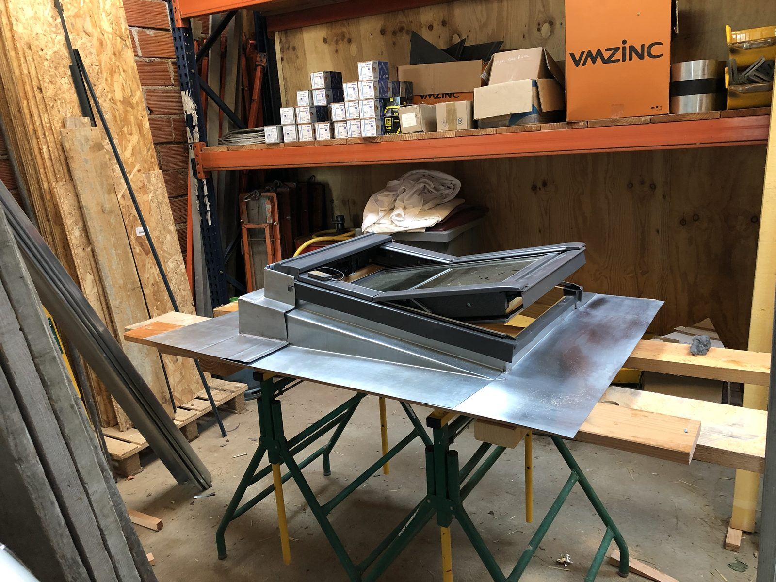 Préparation d’une fenêtre de toit avec habillage zinc en atelier