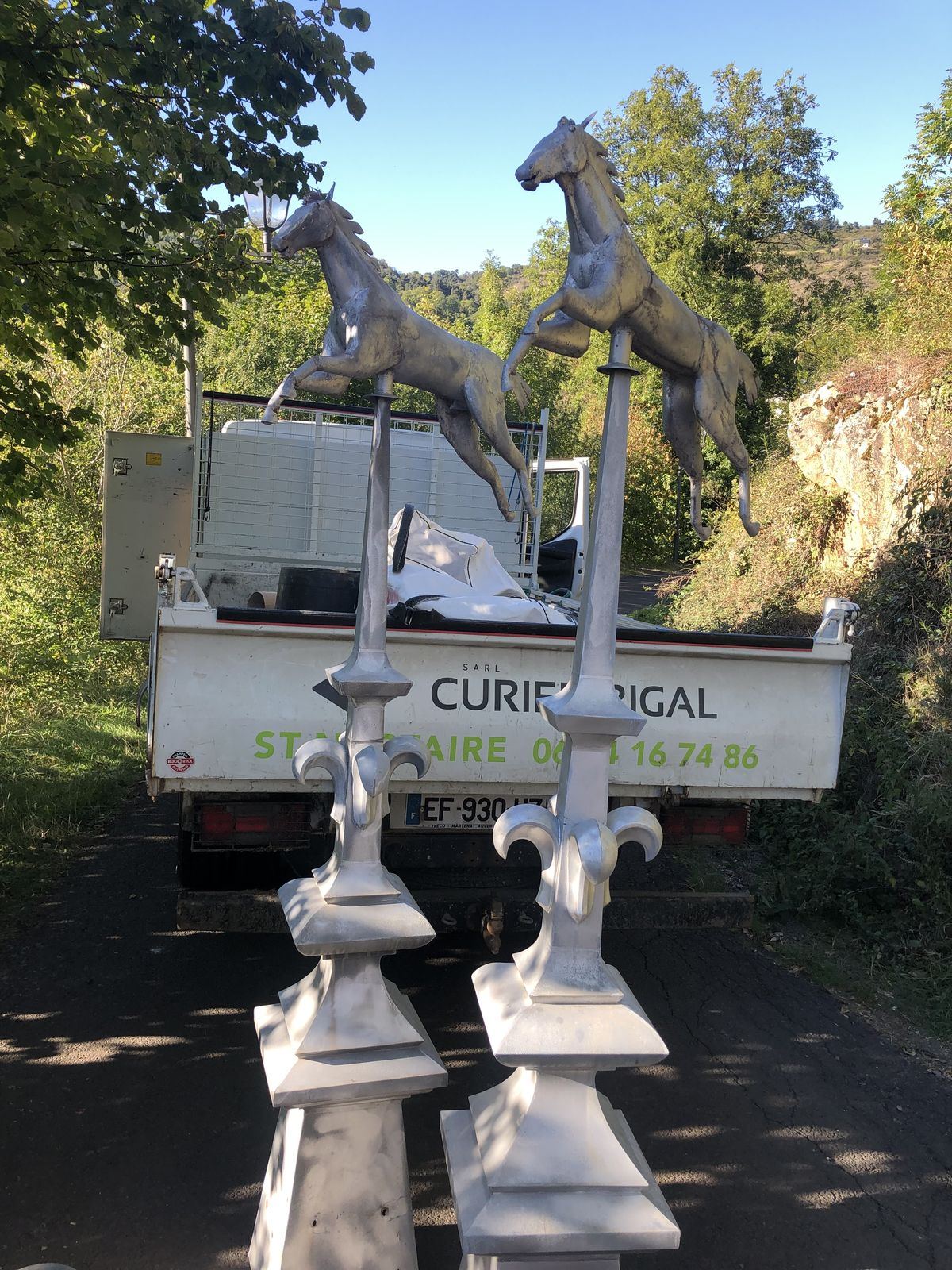 Épis de faîtage ornés de chevaux, prêts à la pose sur le camion CURIER-RIGAL