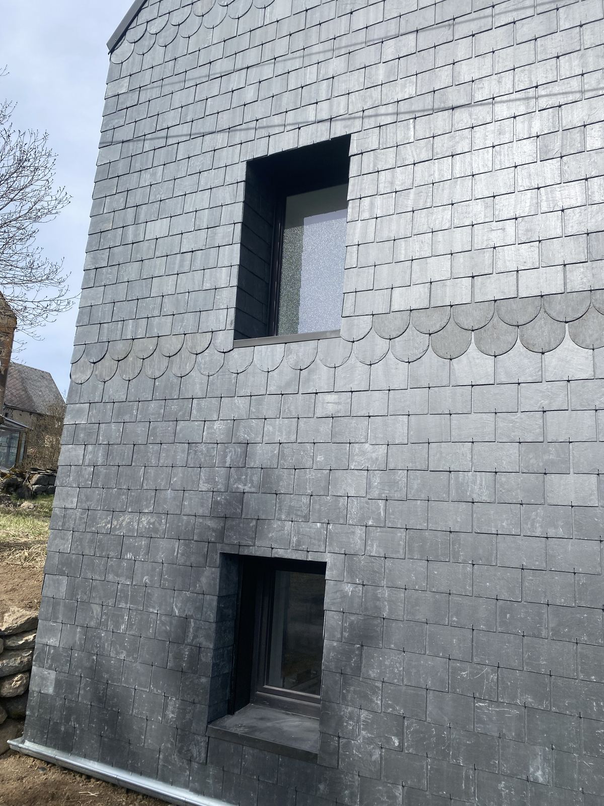Façade bardée d’ardoise d’Espagne, bandes rectangulaires et écailles autour des fenêtres