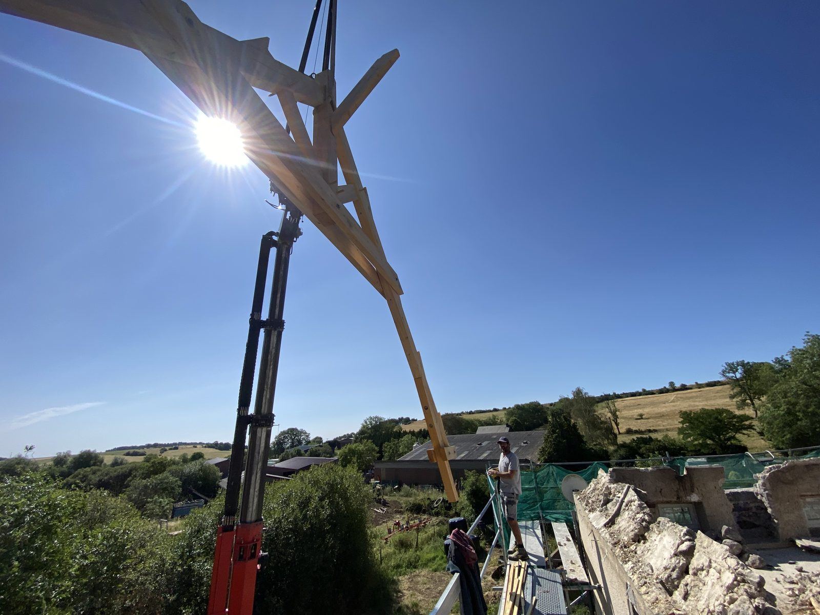 Levage d’une ferme de charpente au-dessus d’un chantier