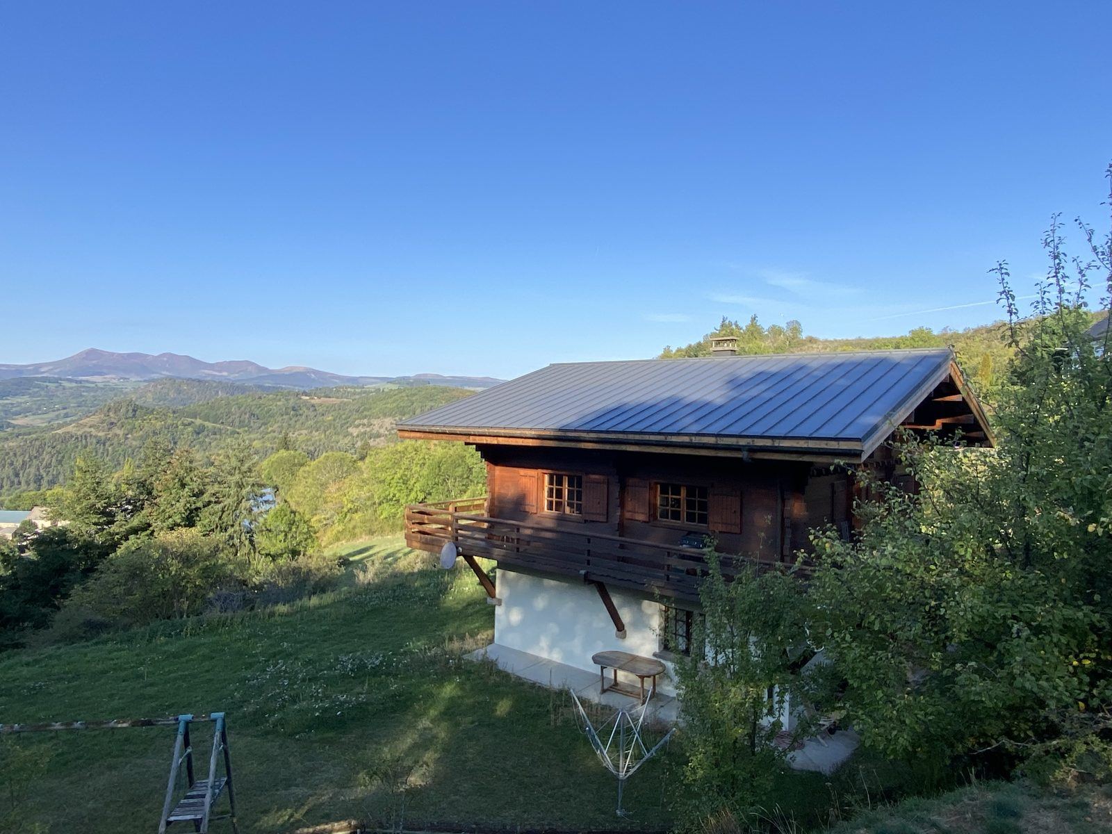 Chalet à toiture zinc et bardage bois surplombant la vallée